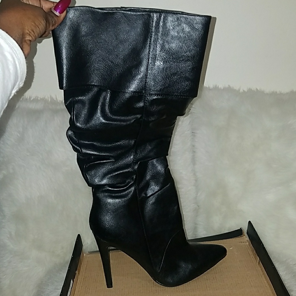 Size 9 heeled ankle boots.